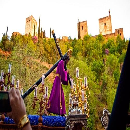 Procesión en la Semana Santa de Granada