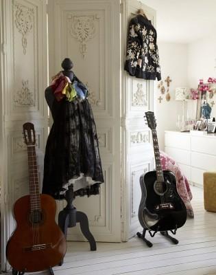 maniqui con vestido y guitarras biombo blanco