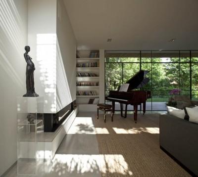Artistic-Living-Room-Decoration-at-Modern-K-House-with-Elegant-and-Classic-Piano-at-the-Corner-and-Sculpture-on-Glass-Stand-906x811