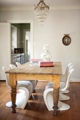 fascinating-napoleon-bust-on-dining-table-600x902
