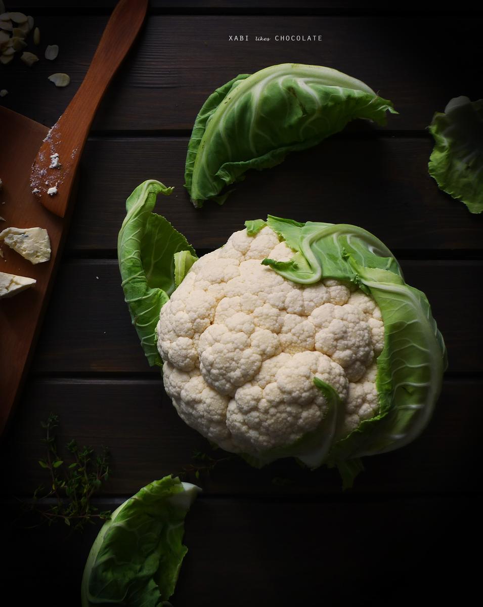 Coliflor gratinada con queso azul y almendras, coliflor gratinada, coliflor con bechamel, coliflor con queso azul, cauliflower cheese, blue cheese, food photography, receta, recipe