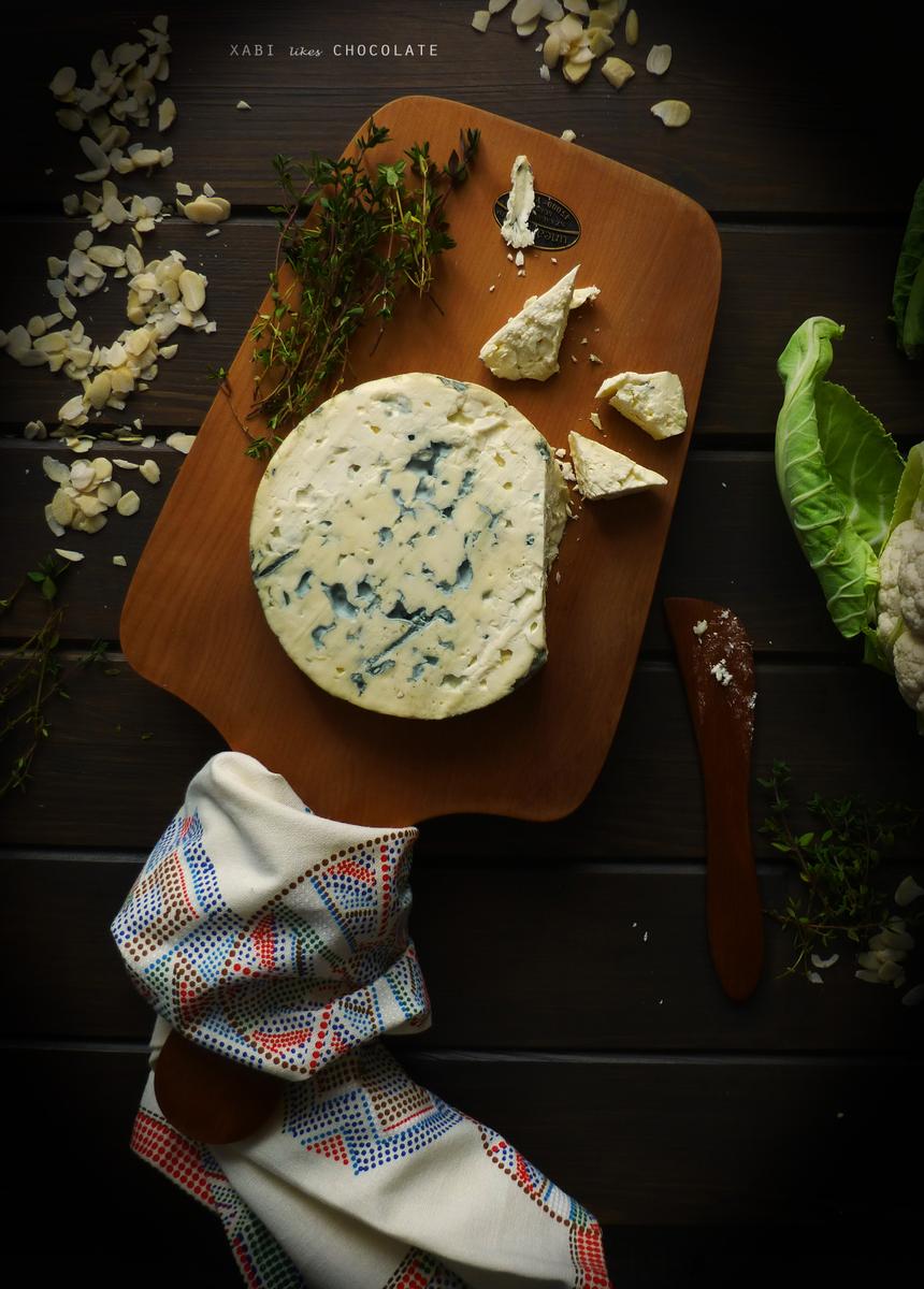 Coliflor gratinada con queso azul y almendras, coliflor gratinada, coliflor con bechamel, coliflor con queso azul, cauliflower cheese, blue cheese, food photography, receta, recipe