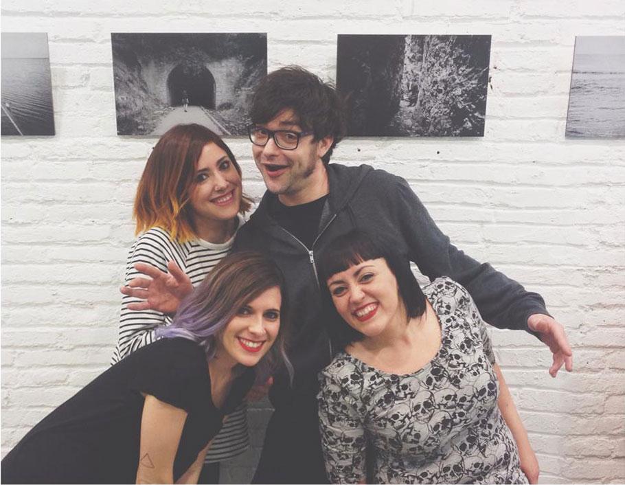 Nerea y Vanessa abajo, junto al equipo de Room 28