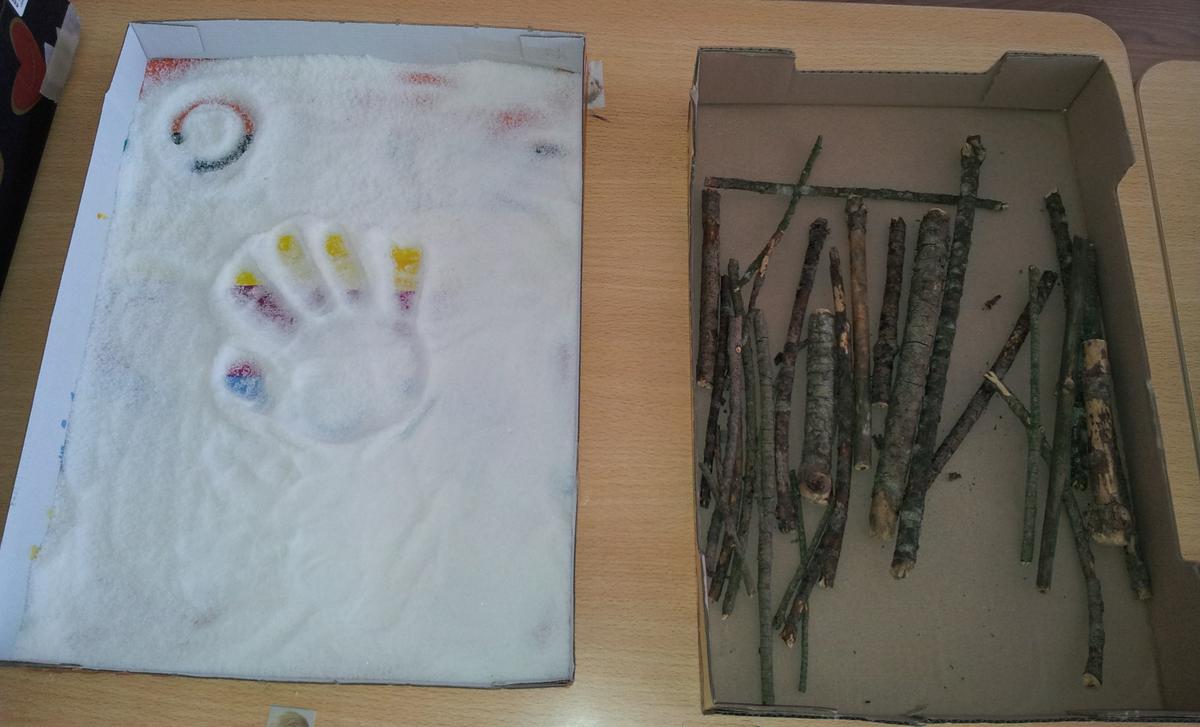 El fondo de la bandeja de sal a colores para estimular la acción.