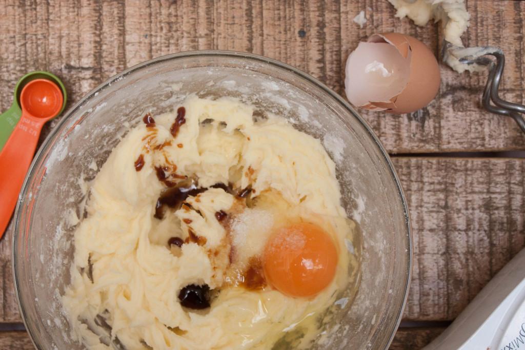 Añadir huevos a la masa de galletas