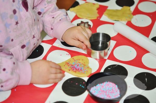 Niños decorando galletas