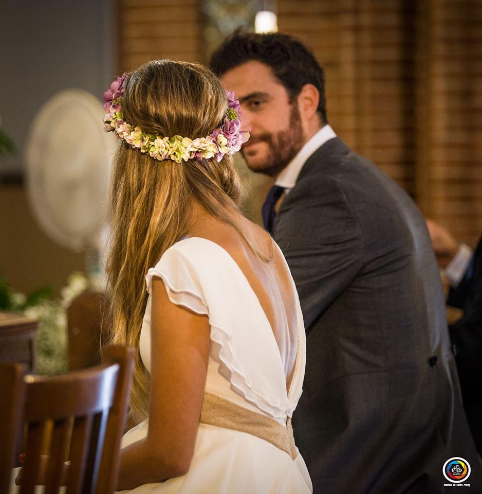 novia con corona de flores naturales