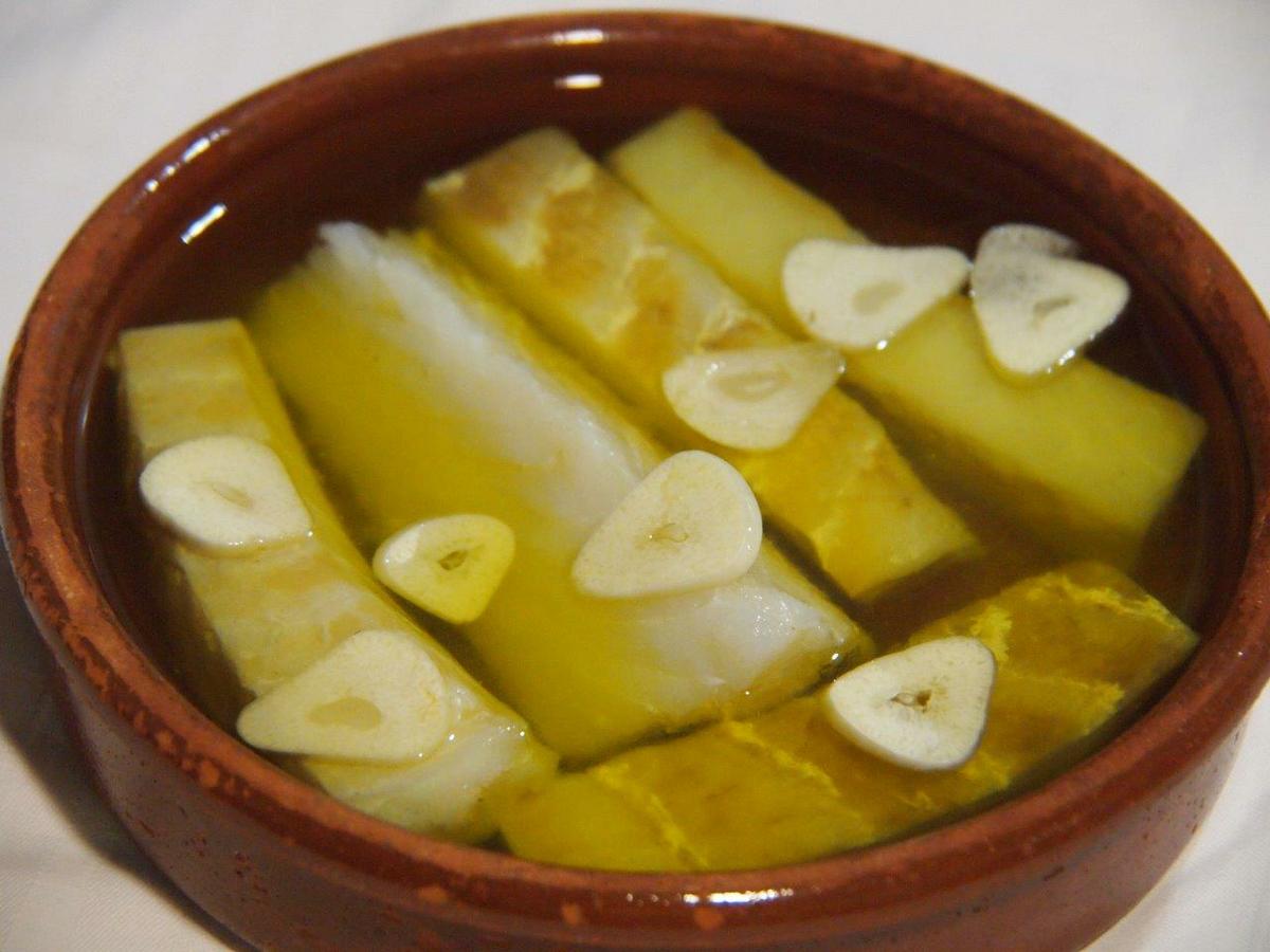 Patatas aliñás bacalao huevos de codorniz