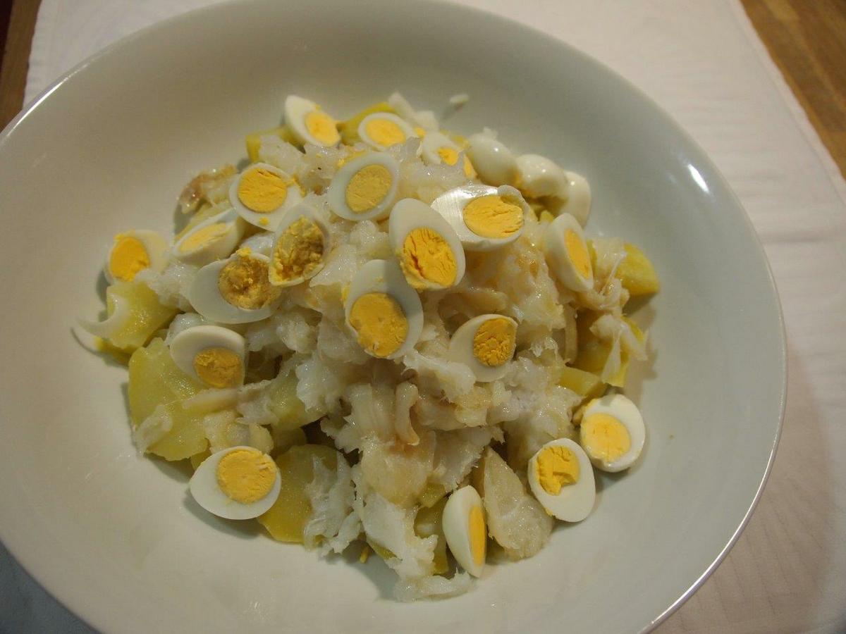 Patatas aliñás bacalao huevos de codorniz