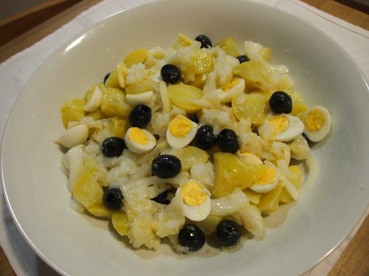 Patatas aliñás bacalao huevos de codorniz