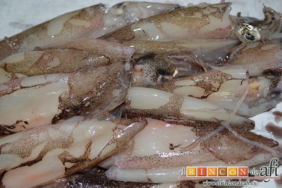 Chipirones rellenos, cogemos los chipirones