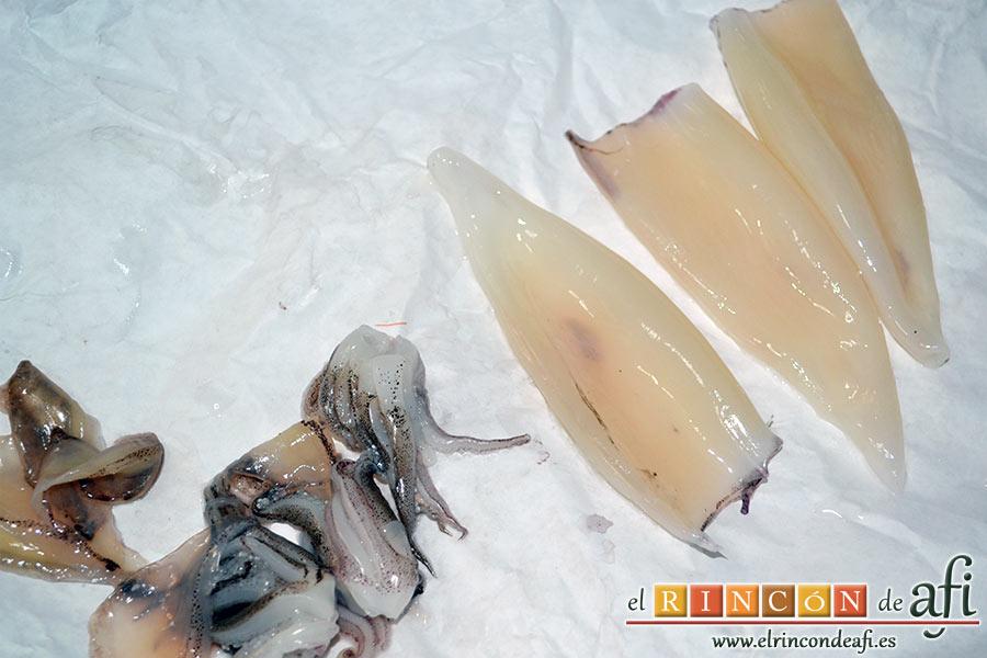 Chipirones rellenos, los limpiamos bien aprovechando los rejos y las aletas para el relleno