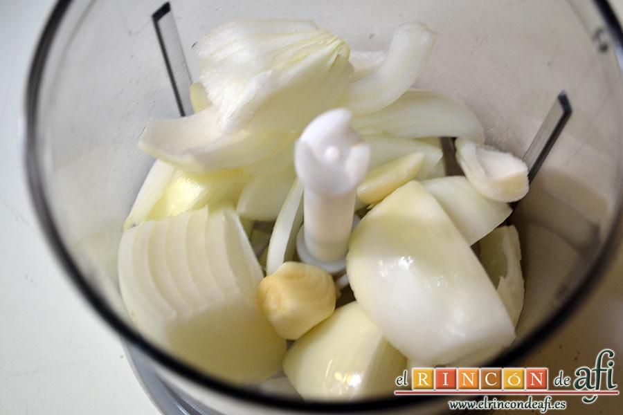 Chipirones rellenos, en un vaso triturador trituramos 1 cebolla y 3 dientes de ajo