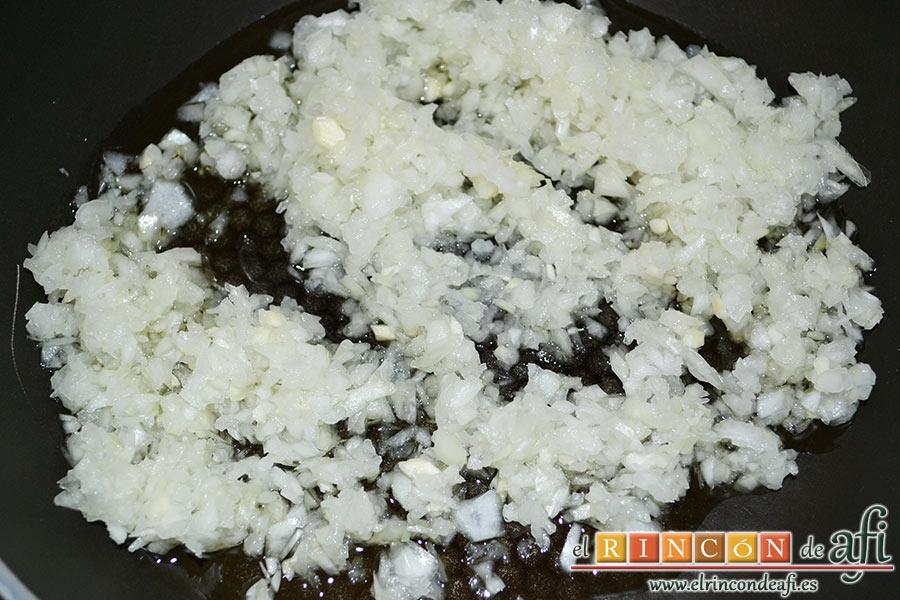 Chipirones rellenos, lo ponemos a pochar en una sartén con un poco de aceite de oliva