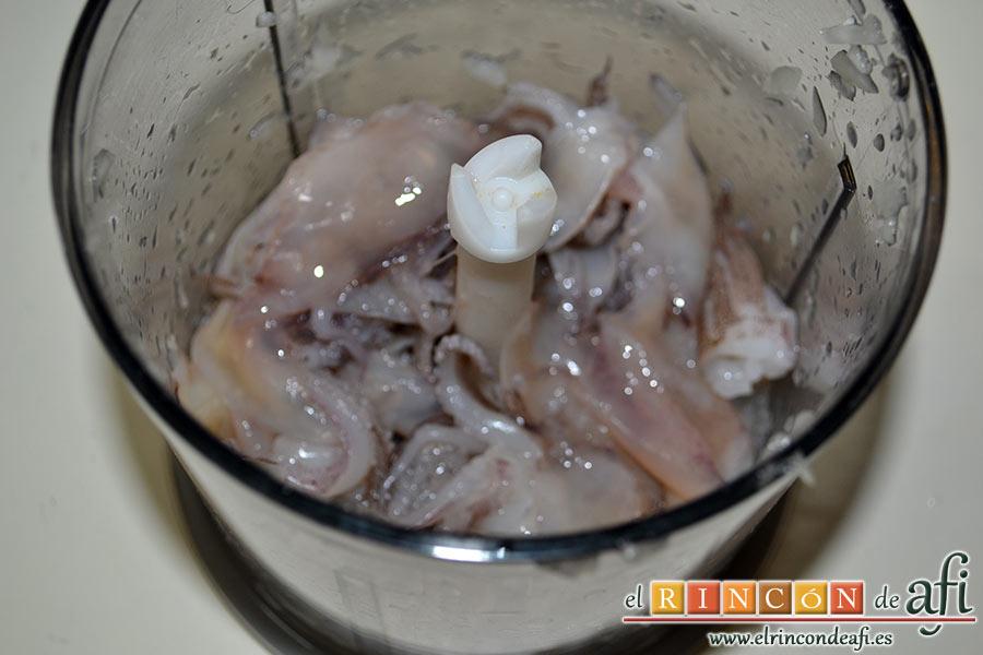 Chipirones rellenos, en el mismo vaso triturador trituramos ligeramente los rejos y las aletas de los chipirones procurando que no se te queden demasiado triturados