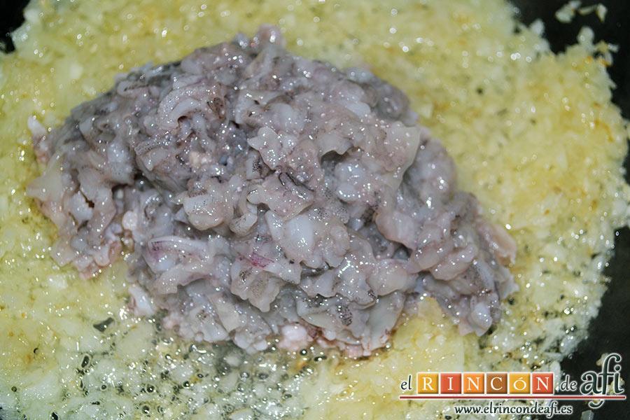 Chipirones rellenos, se lo añadimos a la sartén