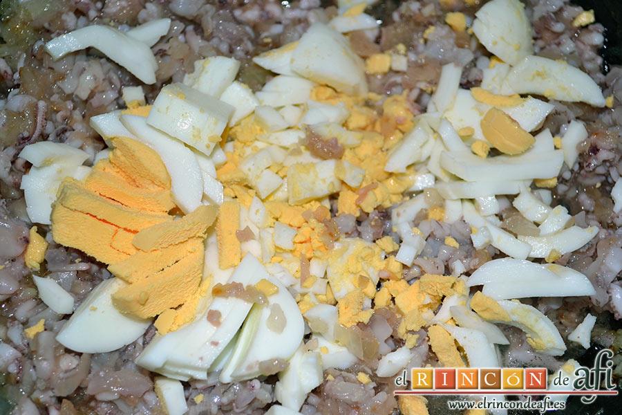 Chipirones rellenos, removemos bien y añadimos los 2 huevos duros bien picados
