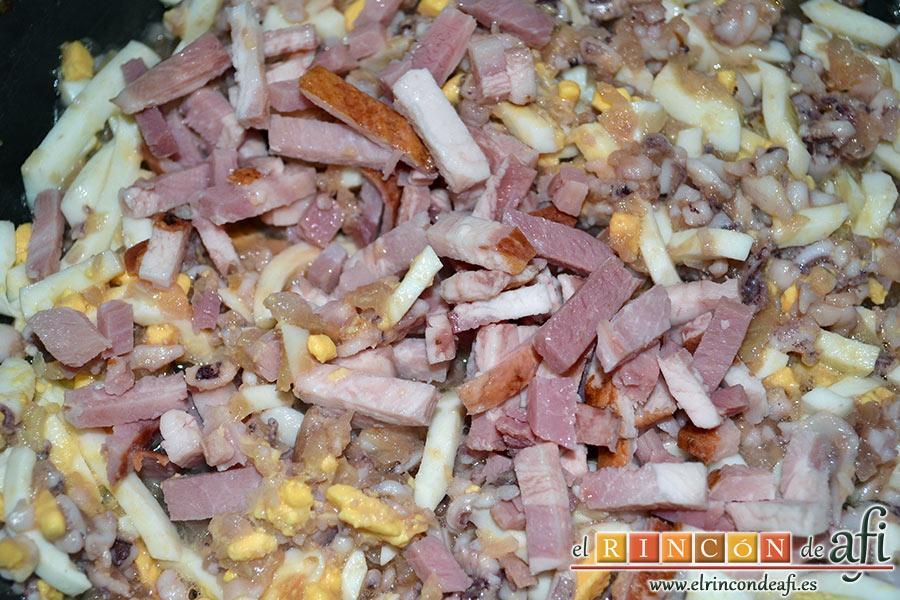 Chipirones rellenos, añadimos una pizca de sal y pimienta y el bacon troceado