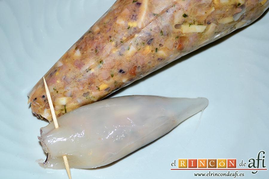 Chipirones rellenos, removemos todo bien y lo introducimos en una manga pastelera sin boquilla haciéndole un corte en la punta de la bolsa que nos permita introducir el relleno dentro de los chipirones