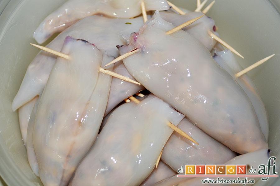 Chipirones rellenos, los cerramos con un palillo de dientes