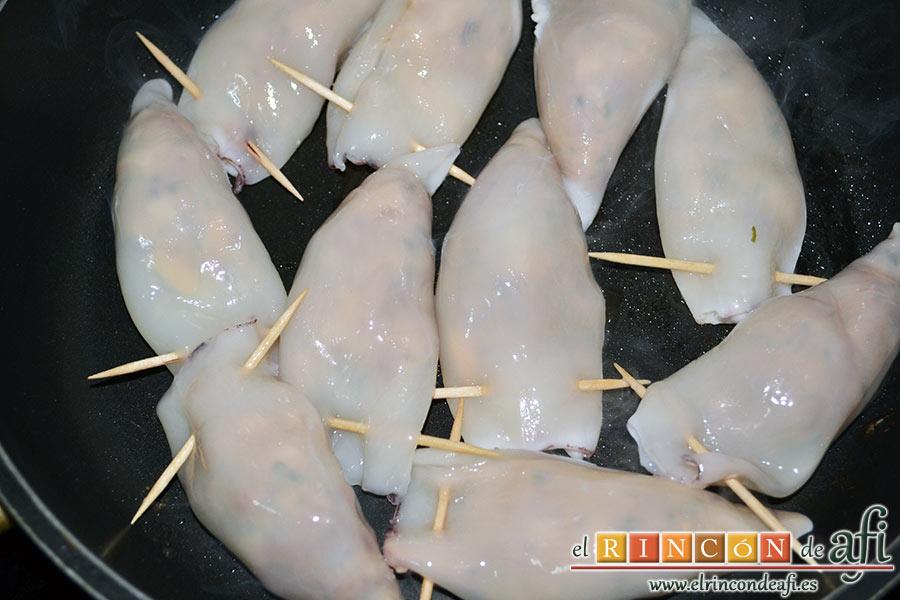 Chipirones rellenos, los pasamos por una sartén con una gotita de aceite