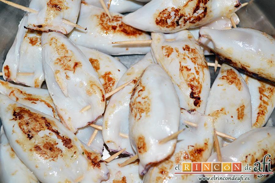 Chipirones rellenos, los introducimos en un caldero y reservamos