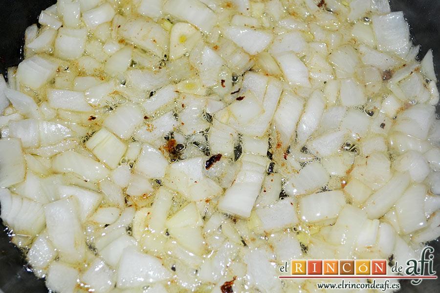 Chipirones rellenos, para elaborar la salsa pochamos 1 cebolla y 3 dientes de ajo picados en la misma sartén con un chorro de aceite de oliva