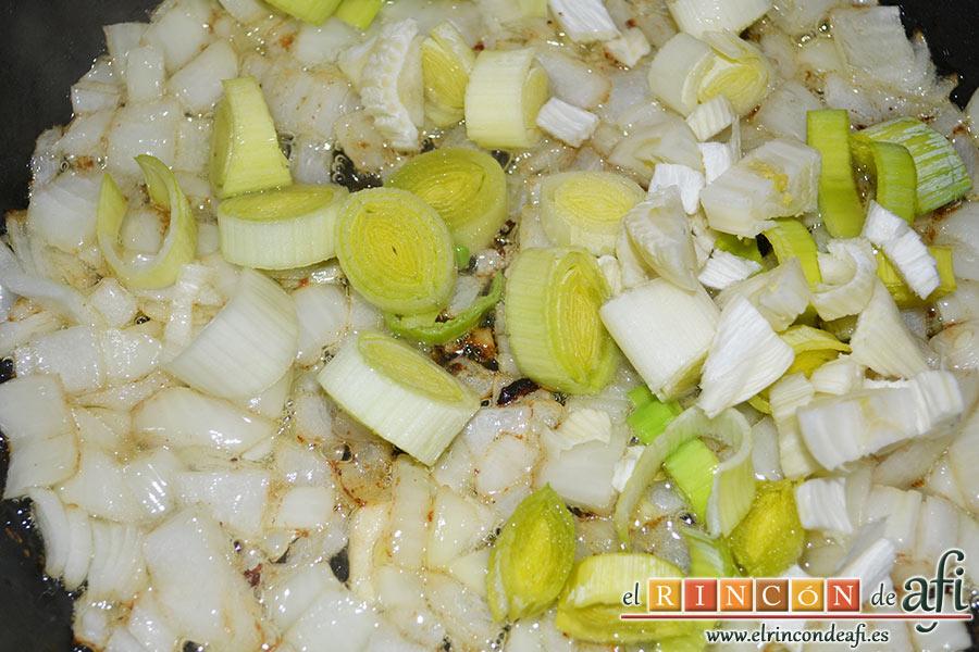 Chipirones rellenos, añadimos el puerro picado