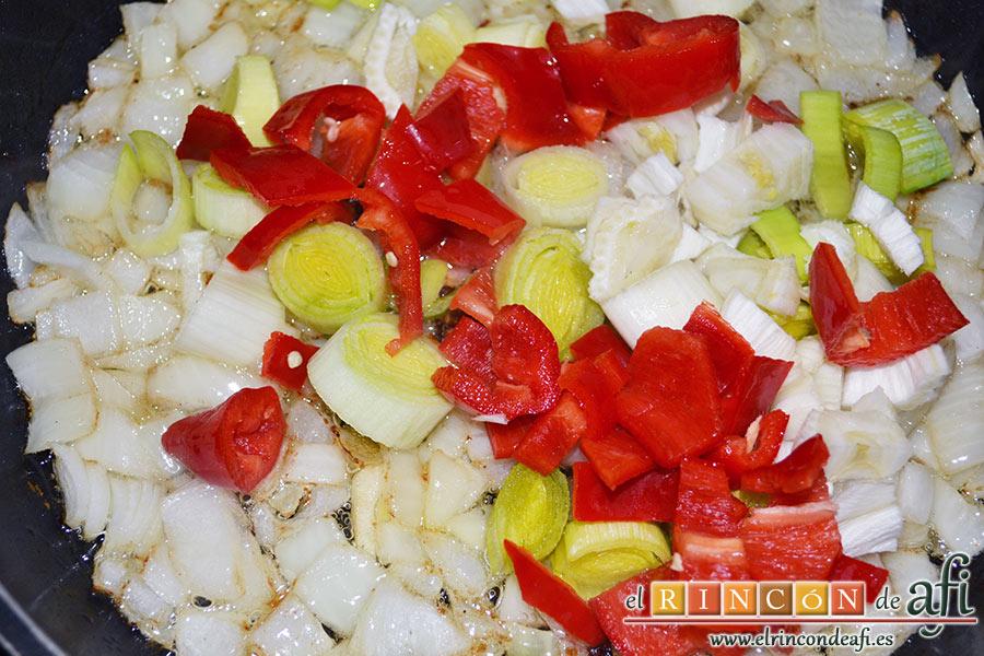 Chipirones rellenos, añadimos el pimiento también picado