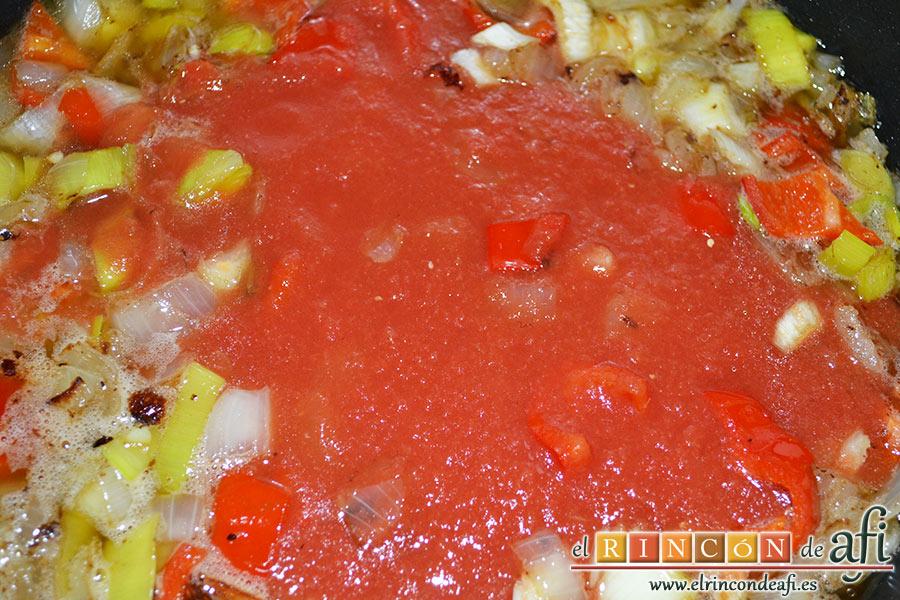 Chipirones rellenos, dejando que evapore el alcohol para añadir luego el tomate triturado junto con las especias