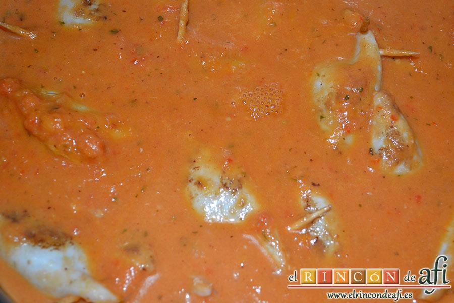 Chipirones rellenos, dejamos que se cueza la salsa y la trituramos añadiéndosela sobre los chipirones