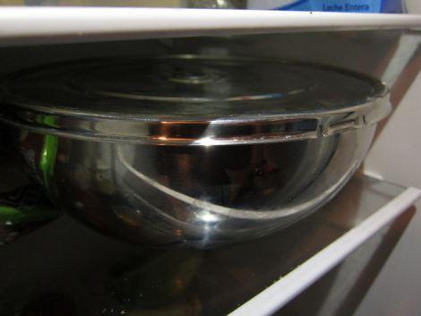 Tapamos el bol con esta mezcla con un paño y la dejamos reposar en la nevera durante al menos 1 hora, para que vaya cogiendo cuerpo. Se puede dejar incluso hasta el día siguiente.