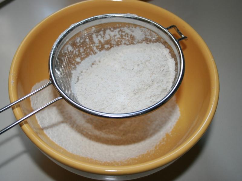 02. tamizar harina para brownie de chocolate fit