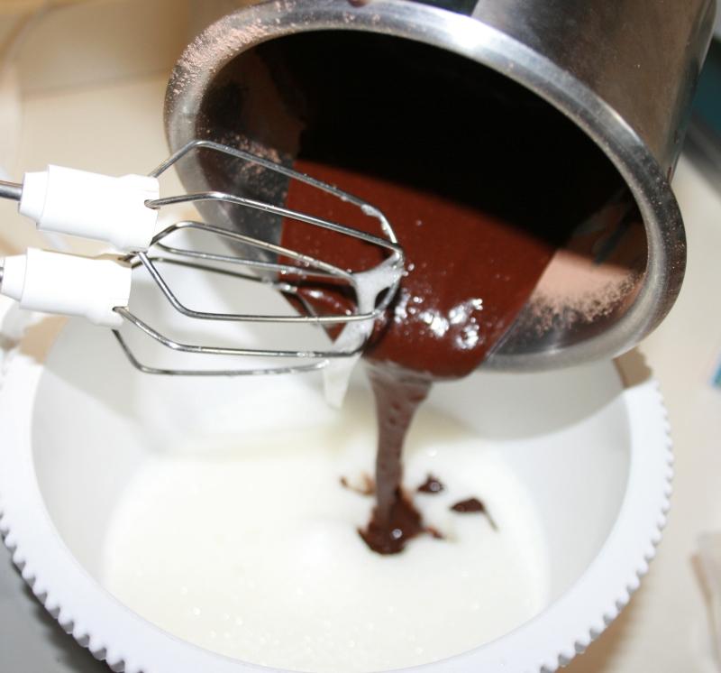 06. verter chocolate a las claras de huevo para brownie de chocolate fit