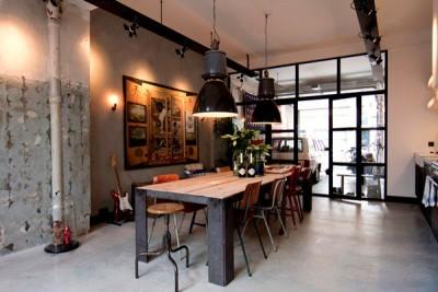 comedor-loft-en-garaje-estilo-industrial-mesa-madera