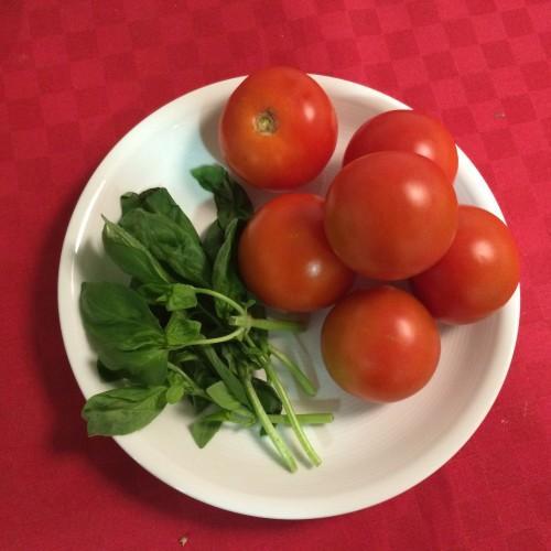 La base de la comida italiana: pomodoro e basilico