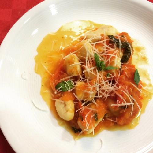 Gnocchi con ragú de pomodoro e basilico