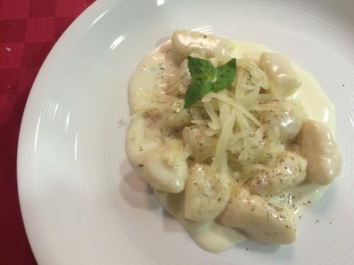 gnocchi con salsa de queso de cabra y pimienta negra