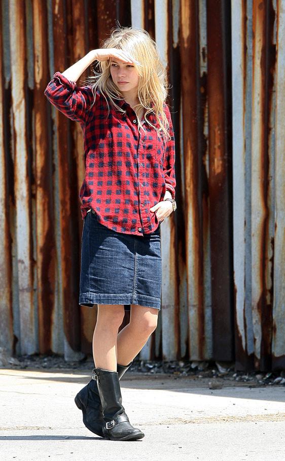 las_celebrities_eligen_falda_tubo_vaquera_394545283_562x