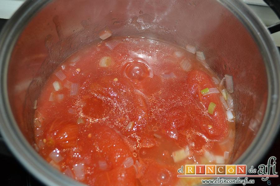 Bacalao gratinado con base de tomate, en un caldero con unas cucharadas de aceite de oliva ponemos a pochar una cebolleta troceada, un bote de tomates pera y una pizca de sal