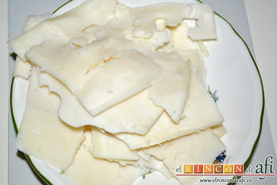 Bacalao gratinado con base de tomate, cortamos el queso en lonchas rústicas