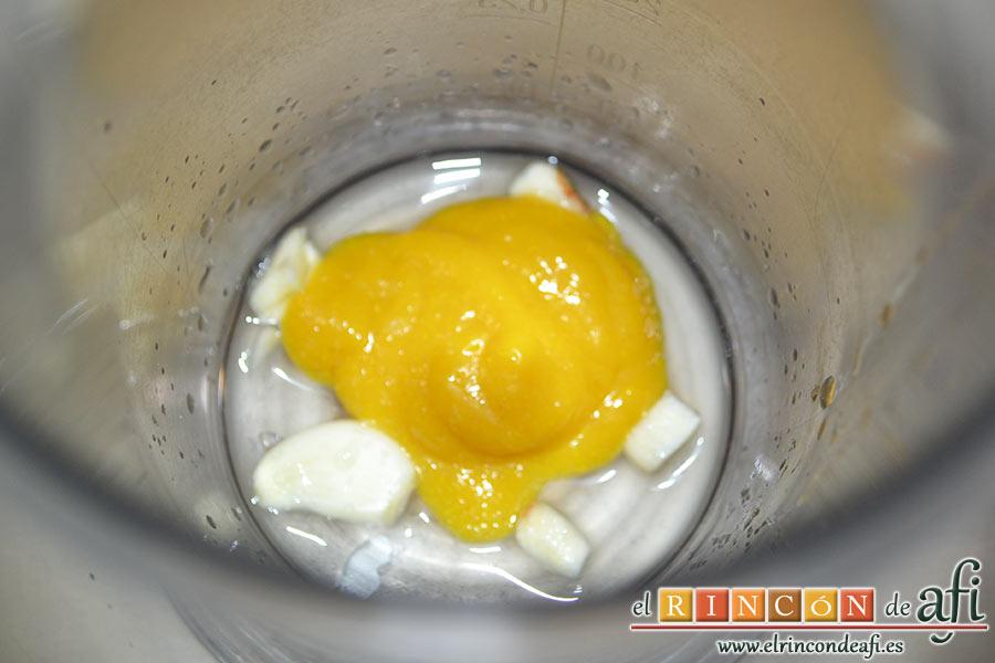 Bacalao gratinado con base de tomate, preparamos la mayonesa colocando en un vaso de minipimer el ajo, la mostaza dulce, una pizca de sal y el zumo de medio limón y batimos añadiendo el aceite hasta conseguir una mayonesa ligeramente espesa