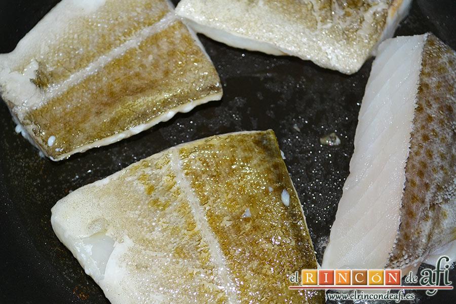 Bacalao gratinado con base de tomate, en una sartén con unas gotitas de aceite de oliva pasamos los lomos de bacalao vuelta y vuelta