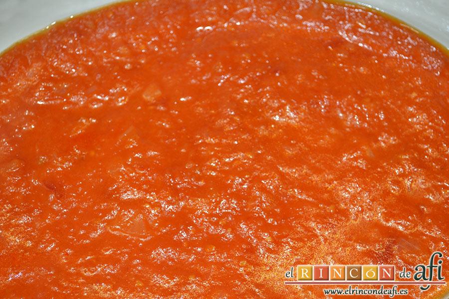 Bacalao gratinado con base de tomate, en una bandeja amplia apta para horno colocamos la base de salsa de tomate