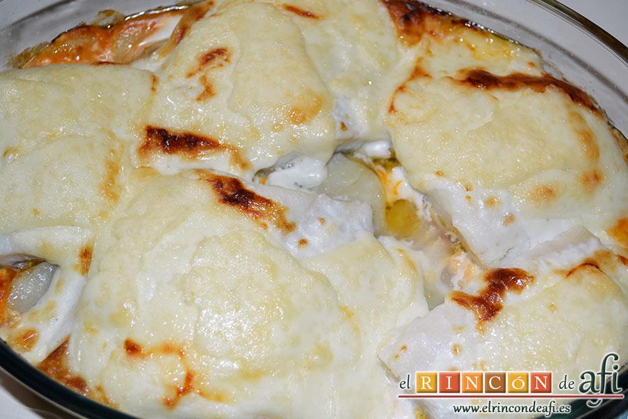 Bacalao gratinado con base de tomate, metemos la bandeja en el horno a gratinar durante unos 5 ? 8 minutos hasta que esté dorado