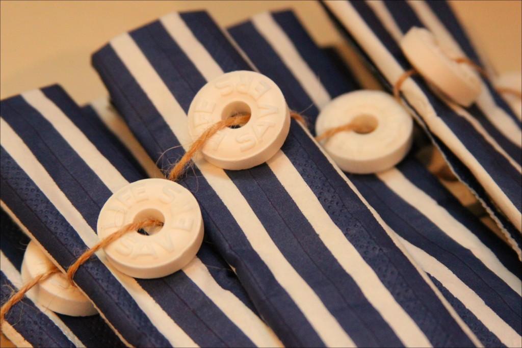 servilletas azul marino rayas