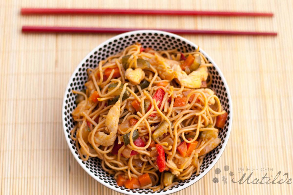 Noodels con pollo y verduras