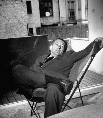 marcel breuer sentado en una silla bkf o butterfly