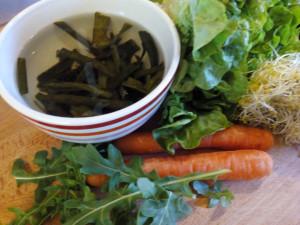 Ingredientes de la ensalada con espagueti de mar (1)