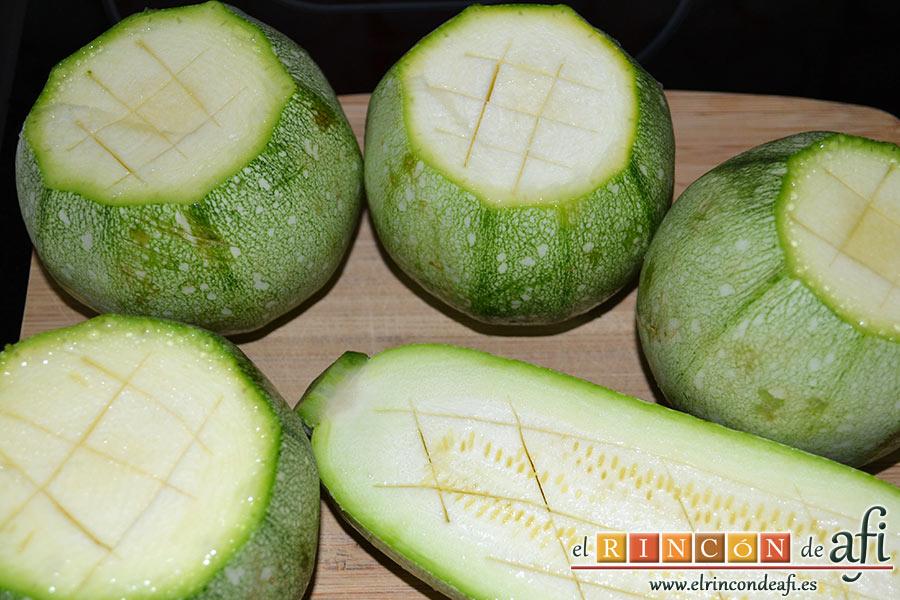 Calabacines rellenos, le cortamos la parte superior a los calabacines y con ayuda de una puntilla hacemos cortes profundos en la carne del calabacín
